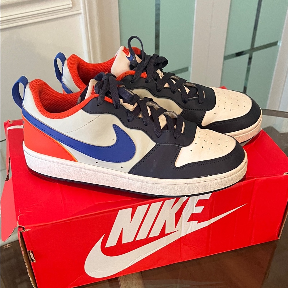 Nike. Youth size 7. Great condition!